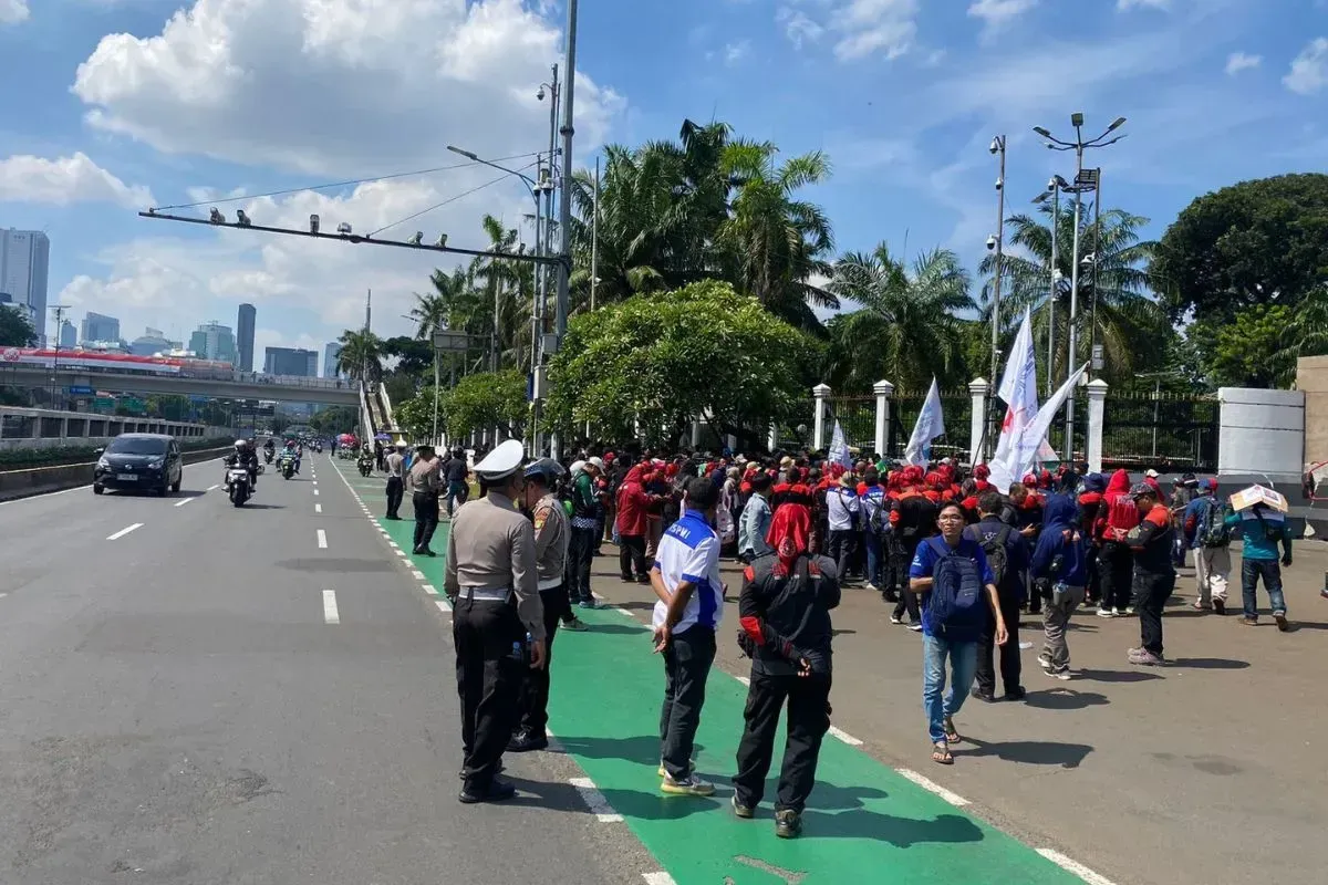 Demo 27 Agustus: Kondisi Demo Hari Ini di Jakarta Membuat Jalan Padat, Transjakarta Mengalihkan Rute