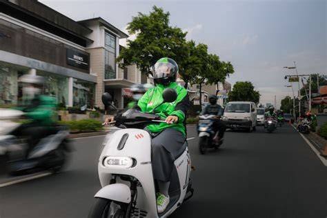 Biang Kerok Ojol menolak hijrah ke motor listrik, mengungkap kekhawatiran pengemudi tentang biaya, infrastruktur, dan performa kendaraan ramah lingkungan
