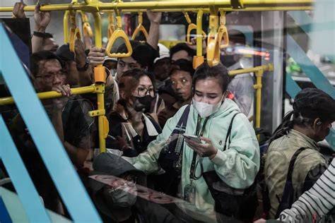 Menanggapi demo, Tj menghentikan layanan bus di beberapa titik dan mengalihkan rute sementara demi keamanan penumpang dan kelancaran lalu lintas