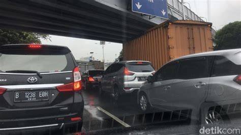 Pagi Senin, titik‑titik kepadatan di tol arah Jakarta memicu kemacetan panjang, memaksa pengendara mencari jalur alternatif demi menghindari penundaan