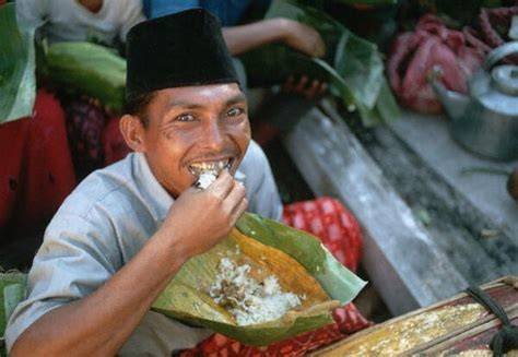 Makan kerupuk memang nikmat, tapi apakah kebiasaan ini benar‑benar dapat merusak gigi? Simak fakta ilmiahnya di sini