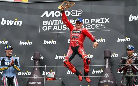 Marc Marquez mengukir kemenangan gemilang di MotoGP Aragon 2026, menambah koleksi trofi juara dalam karier balapnya