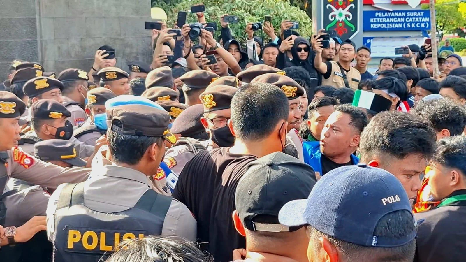 Info Demo Hari Ini: Polisi Sekat Pelajar, Demam Kebijakan di California, dan Kejadian Tak Terduga di Mumbai
