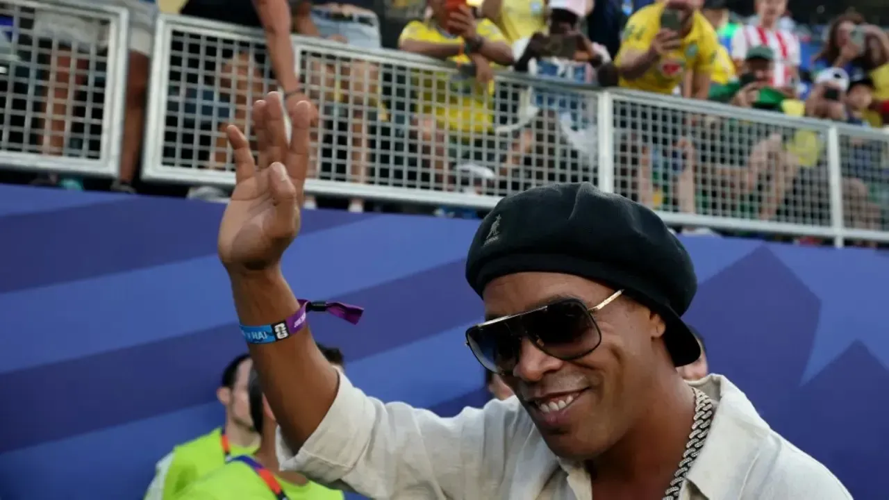 Kejutan Dunia! Legenda Ronaldinho Resmi Comeback ke Lapangan Hijau di Usia 46 Tahun