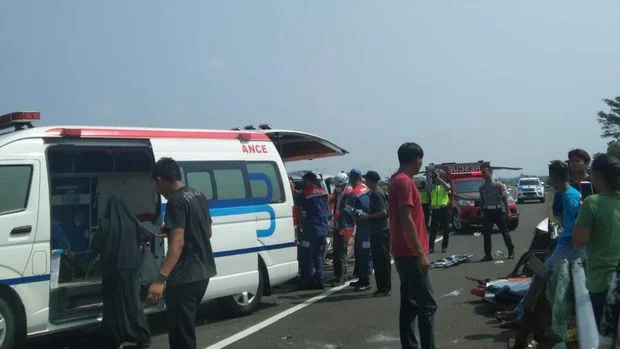 Tragedi di Tol Batang: Pasutri Tewas dalam Ambulans Kecelakaan Saat Antar Jenazah Anak