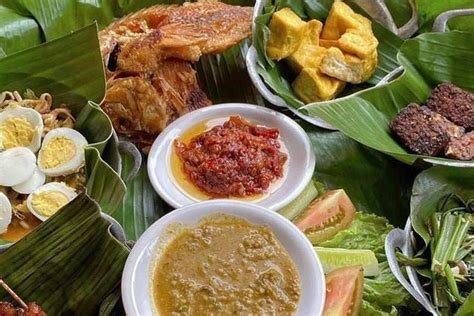 Menghidupkan kembali kuliner Sunda yang terancam punah lewat karya seni kriya yang memukau, menyelamatkan warisan rasa