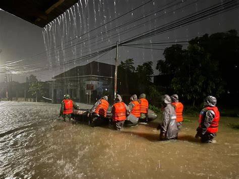 Brimob Polda Sumbar turun langsung ke lokasi banjir bandang di Solok, membantu evakuasi dan penanganan darurat penduduk setempat