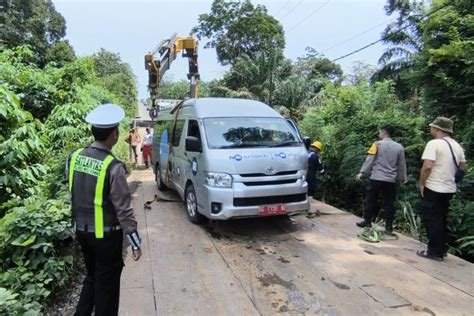 Mobil rombongan jurnalis di Tulangbawang ditabrak OTK, saksi laporkan terdengar suara letusan yang menimbulkan kepanikan