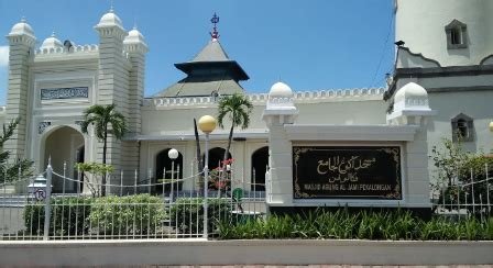 Masjid Agung Al‑Jami Pekalongan, ikon alun‑alun berusia 170 tahun, mempertahankan tradisi unik dua tarawih sekaligus