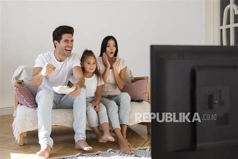 Momen di akhir pekan menjadi lebih seru ketika keluarga dapat menonton film favorit di rumah dengan memanfaatkan diskon khusus streaming