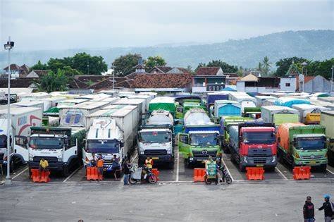 Lonjakan kendaraan logistik memicu antrean panjang di Pelabuhan Ketapang, menambah beban operasional pelabuhan