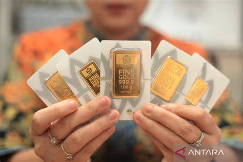 Harga Emas Dunia turun 2% setelah data tenaga kerja AS menunjukkan tekanan tambahan pada ekonomi, apa artinya bagi investor?