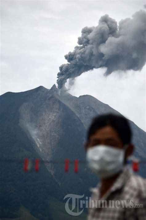 Gunung Sinabung kembali meletus, memaksa evakuasi total 2.451 warga dari dua desa terdampak demi menghindari bahaya lava dan abu vulkanik