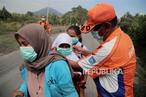Walkot Tangerang distribusikan masker khusus untuk melindungi warga dari bahaya abu vulkanik Gunung Anak Krakatau, langkah preventif setelah peningkatan aktivitas gunung berapi tersebut