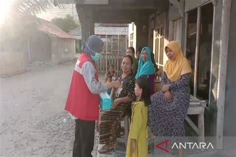 Bandara Soetta yang terkena abu vulkanik Anak Krakatau menyiapkan layanan bus gratis ke empat kota terdekat demi membantu penumpang terdampak