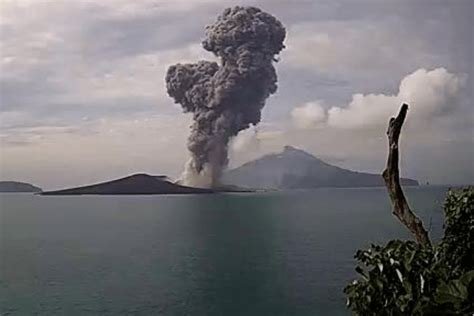 Akibat erupsi Anak Krakatau, Garuda Indonesia membatalkan penerbangan Jakarta‑Bandung dan Jakarta‑Lampung, menunggu kondisi udara kembali aman