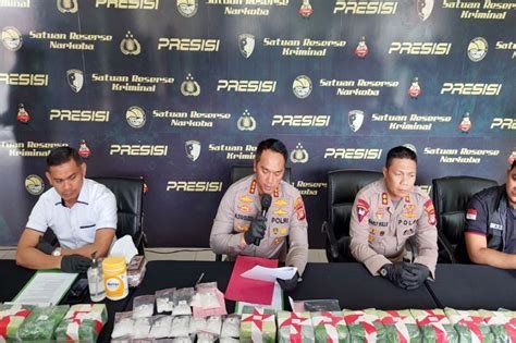 Polisi bongkar jaringan pengiriman 18 kg ganja dan 1.000 butir obat keras lewat bus di Bogor, mengungkap operasi narkoba yang melibatkan beberapa pelaku