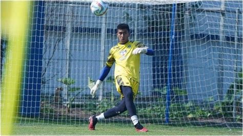 Fitrah Maulana, kiper pelapis Persib Bandung yang sempat kebobolan, tetap tampil layak di bawah mistar gawang sang raksasa