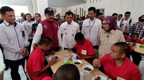 Mensos menegaskan lulusan Sekolah Rakyat akan diarahkan menjadi tenaga kerja terampil atau melanjutkan kuliah