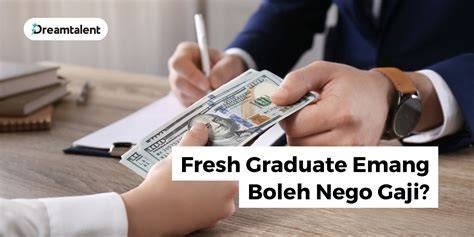 Setelah menerima gaji pertama, fresh graduate harus memutuskan apakah uang itu lebih baik dialokasikan untuk menabung keamanan finansial atau langsung diinvestasikan demi pertumbuhan jangka panjang