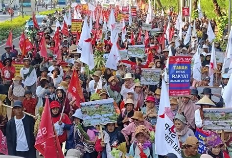 Petani Turun ke Jalan di Depan DPR, Menuntut Pemerintah Percepat Pembahasan RUU Reforma Agraria demi Keadilan Tanah